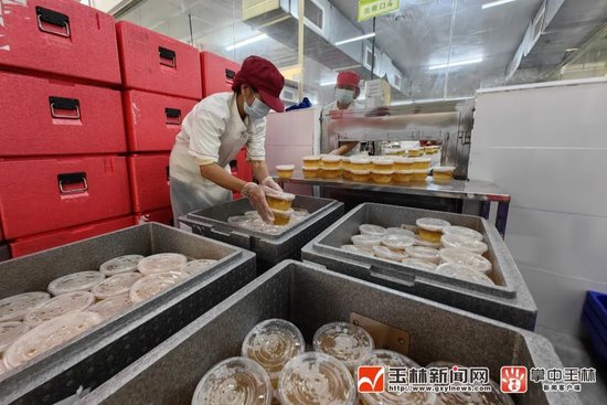  在玉商回归企业广西家味央厨餐饮管理有限公司，员工正在为客户配送成品餐食。