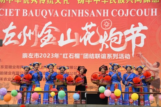 左州镇“金山花炮节”,民族歌舞表演。本报记者 曹琦琦 摄