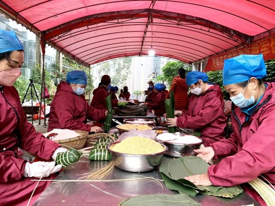 凭祥市兵妈妈拥军团为驻守边疆的各族子弟兵包粽子。熊伟新 摄