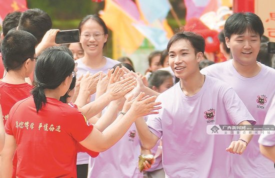 图为6月6日,在南宁市第四十一中学,老师为即将参加高考的莘莘学子鼓劲加油。马华斌 摄