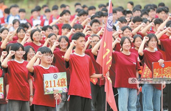 6月6日,贺州市八步区桂岭中学举行高考出征仪式,为考生助威壮行。黎豪图 摄