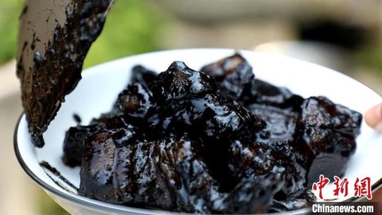 4月3日,谭芝祯将出坛后的鲊肉,简单烹饪,便是一道美味佳肴。刘卓 摄